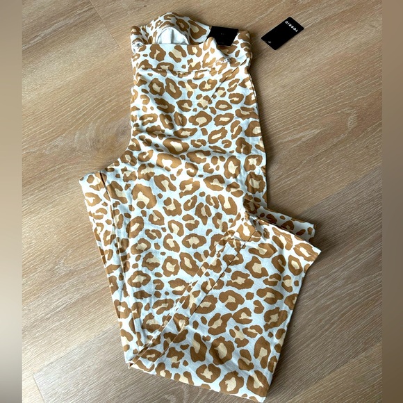 Torrid size 2 or 18/20 Leopard Print leggins NWT - Picture 1 of 3